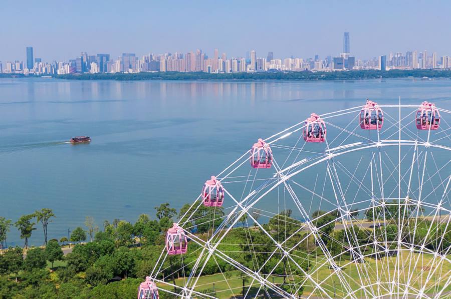 La noria del Lago Este junto al lago en Wuhan, provincia de Hubei, centro de China, el 17 de agosto de 2020. [Foto / Xinhua]