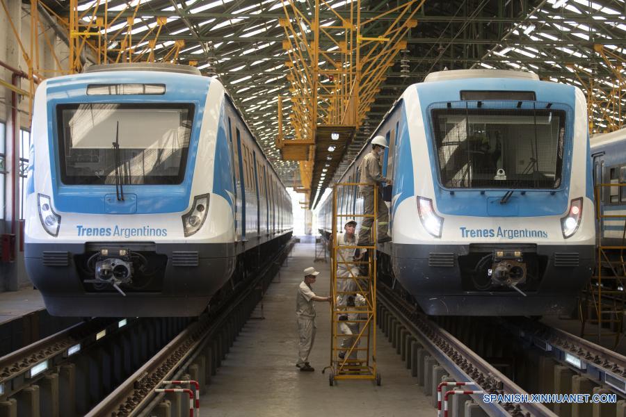  LLAVALLOL, 17 noviembre, 2020 (Xinhua) -- Imagen del 16 de octubre de 2020 de técnicos chinos de la empresa china CRRC Sifang y técnicos argentinos ingresando a uno de los trenes estacionados en los talleres de la Línea Roca, en la ciudad de Llavallol, Argentina. La estricta cuarentena aplicada en Argentina durante casi ocho meses por la pandemia de la enfermedad causada por el nuevo coronavirus (COVID-19) no afectó el desempe?o de los trenes de pasajeros de corta distancia encargados de movilizar a los trabajadores de los rubros esenciales, una labor en la que volvió a destacar la cooperación con China. (Xinhua/Martín Zabala)