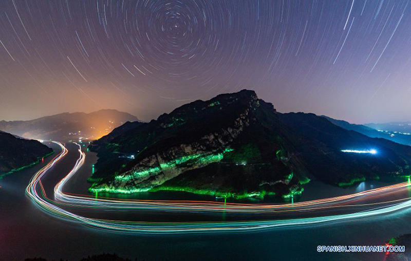 Esta foto de exposición prolongada muestra la escena nocturna de barcos que navegan en una sección de la garganta de Xiling a lo largo del río Yangtze, en el condado Zigui de la provincia de Hubei, centro de China, el 13 de noviembre de 2020 (Foto de Zheng Jiayu / Xinhua).