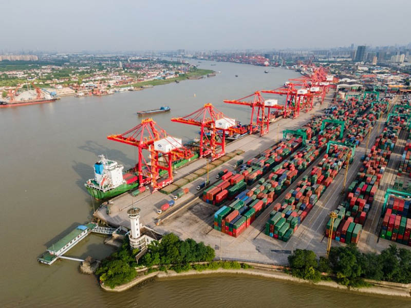 Los barcos navegan por el río Huangpu, para la carga y descarga en el muelle de Shanghai Baoshan, 7 de junio del 2020. (Foto: Wang Yuning/ Pueblo en Línea)