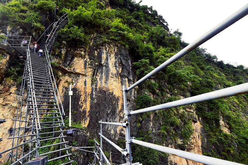 Después de construir las escaleras de acero a lo largo de la pared de roca, resulta más conveniente y seguro salir de la aldea. Al poco rato, la aldea obtuvo acceso a la electricidad e Internet. (Foto: Rao Guojun/ Pueblo en Línea)