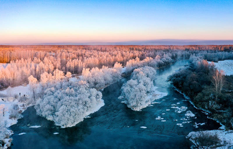 Las temperaturas caen por debajo de -20 grados centígrados en el condado Xunke, provincia de Heilongjiang, congelándolo todo a lo largo del río Kurbin. [Foto: Wang Dianjie/ China Daily]