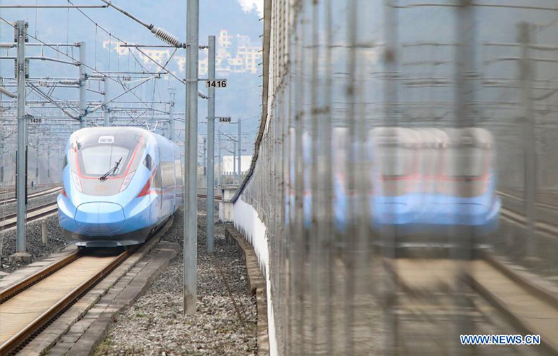 Un tren bala CR300AF sale de la estación de tren del norte de Guiyang, provincia de Guizhou, suroeste de China, el 21 de diciembre de 2020.