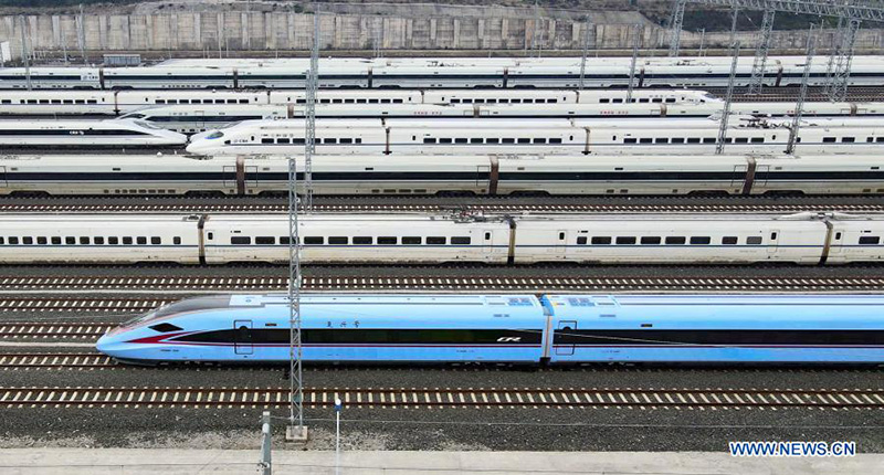 Foto aérea tomada el 21 de diciembre de 2020 muestra un tren bala CR300AF circulando por una estación de mantenimiento de trenes en la ciudad de Guiyang, provincia de Guizhou, suroeste de China. 