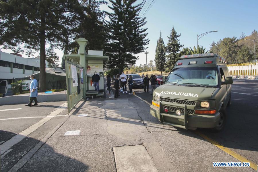  CIUDAD DE MEXICO, 24 diciembre, 2020 (Xinhua) -- Una ambulancia del personal militar llega a la instalación militar de hospitalización COVID-19 "El Chivatito", en la Ciudad de México, capital de México, el 24 de diciembre de 2020. México inició el jueves la vacunación contra la enfermedad causada por el nuevo coronavirus (COVID-19), con la dosis del laboratorio estadounidense Pfizer y su socio alemán BioNTech, dando prioridad a personal médico y de enfermería del país. (Xinhua/Montserrat López)