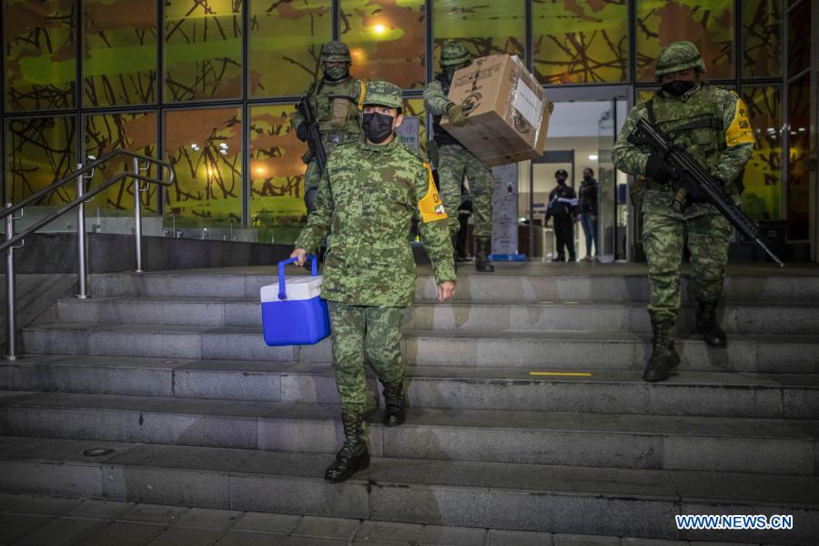 CIUDAD DE MEXICO, 24 diciembre, 2020 (Xinhua) -- Elementos del Ejército mexicano salen del Instituto Nacional de Cancerología con vacunas contra la enfermedad causada por el nuevo coronavirus (COVID-19), para llevarlas al Hospital Militar de la Zona "Santa María Rayón", en la Ciudad de México, capital de México, en las primeras horas del 24 de diciembre de 2020. México inició el jueves la vacunación contra la COVID-19, con la dosis del laboratorio estadounidense Pfizer y su socio alemán BioNTech, dando prioridad a personal médico y de enfermería del país. (Xinhua/Ricardo Flores)