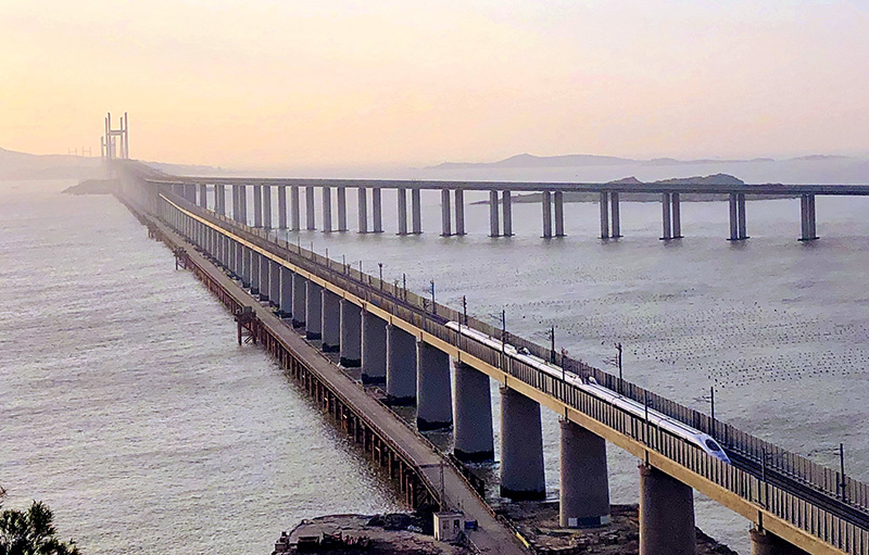 Un tren circulaba el sábado por el puente ferroviario Haixia en Pingtan, parte de la línea férrea Fuzhou-Pingtan. Hu Guolin / China Daily