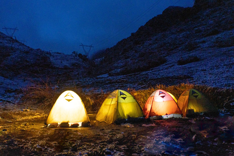 Los reparadores montan carpas para descansar al aire libre. SERVICIO DE NOTICIAS DE CHINA / ZHANG LANG