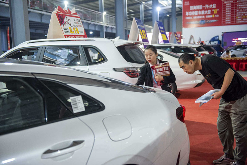 Vehículos a la venta en una exposición promocional en el municipio Tayang de Qionghai, provincia de Hainan, en el sur de China, el 12 de diciembre de 2020 (Pueblo en Línea / Meng Zhongde).