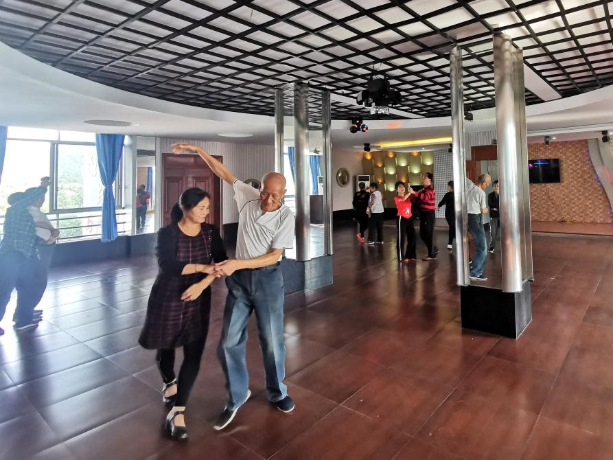 Personas mayores bailan en una sala de entretenimiento de una guardería en el barrio Dongtong, distrito de Dongxiang, Fuzhou, provincia de Jiangxi, 3 de noviembre del 2020. (Foto: Pueblo en Línea/ He Jianghua)