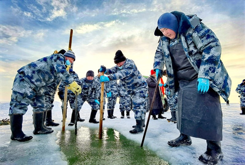 Residentes de Hexigten Banner de Chifeng utilizan métodos de pesca tradicionales, Región Autónoma de Mongolia Interior, 1o de enero del 2021. [Foto: Meng Zhigang/ China Daily]