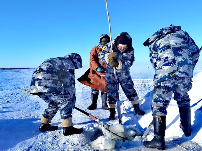 Residentes de Hexigten Banner de Chifeng utilizan métodos de pesca tradicionales, Región Autónoma de Mongolia Interior, 1o de enero del 2021. [Foto: Meng Zhigang/ China Daily]