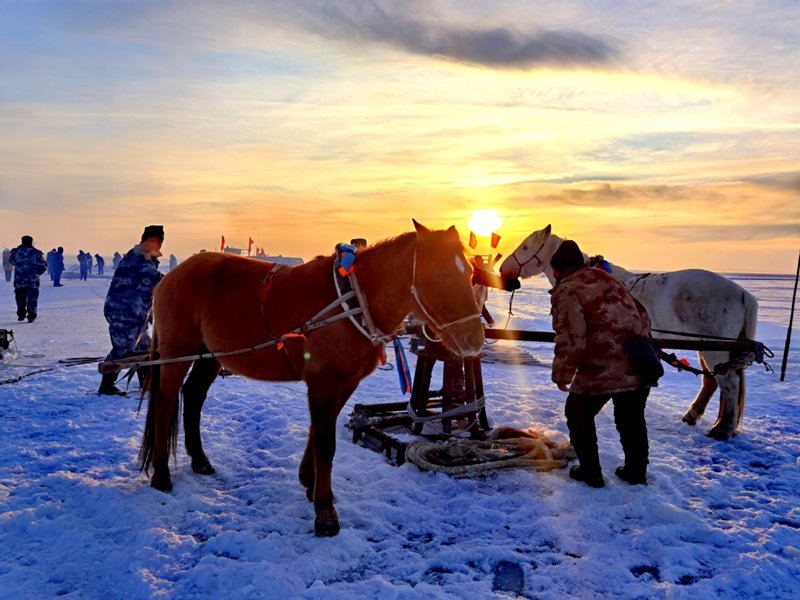 Residentes de Hexigten Banner de Chifeng utilizan métodos de pesca tradicionales, Región Autónoma de Mongolia Interior, 1o de enero del 2021. [Foto: Meng Zhigang/ China Daily]