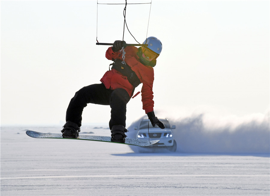 Un entusiasta del kitesurfing se eleva en el río congelado Songhua de Harbin, provincia de Heilongjiang, 5 de enero del 2020. [Foto: Liu Yang/ China Daily]