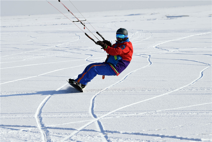 Un entusiasta del kitesurfing disfruta en el río congelado Songhua, en Harbin, provincia de Heilongjiang, 5 de enero del 2020. [Foto: Liu Yang/ China Daily]