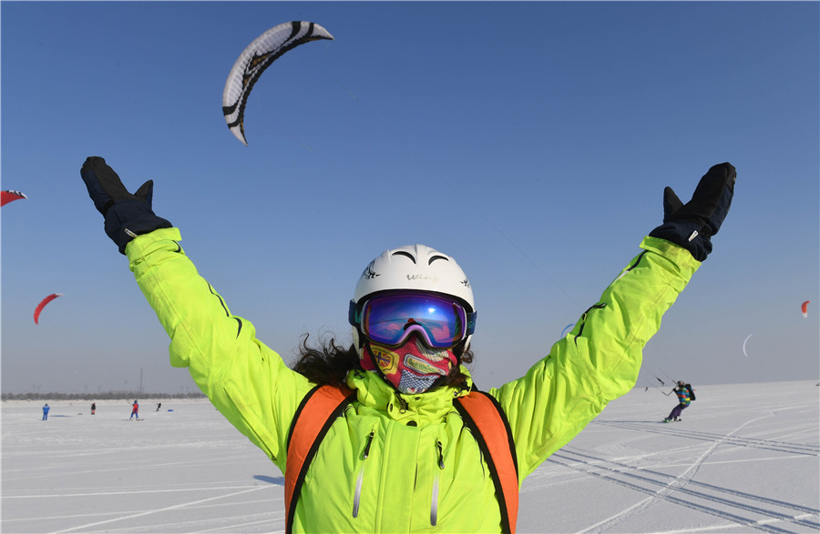 Un entusiasta del kitesurfing disfruta en el río congelado Songhua, en Harbin, provincia de Heilongjiang, 5 de enero del 2020. [Foto: Liu Yang/ China Daily]