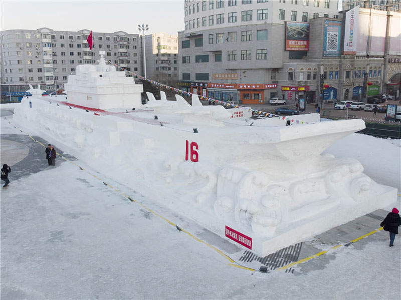 Harbin exhibe un modelo de nieve del portaaviones Liaoning de China