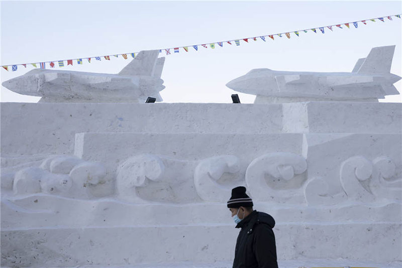 Harbin exhibe un modelo de nieve del portaaviones Liaoning de China