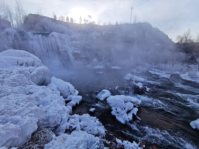 La escarcha que se forma cerca de una cascada conocida como el acantilado Dieshui en la aldea Yuanjiagou de Shenmu, provincia de Shaanxi, está atrayendo a un gran número de turistas. [Foto de Chen Jingren / proporcionada a chinadaily.com.cn]