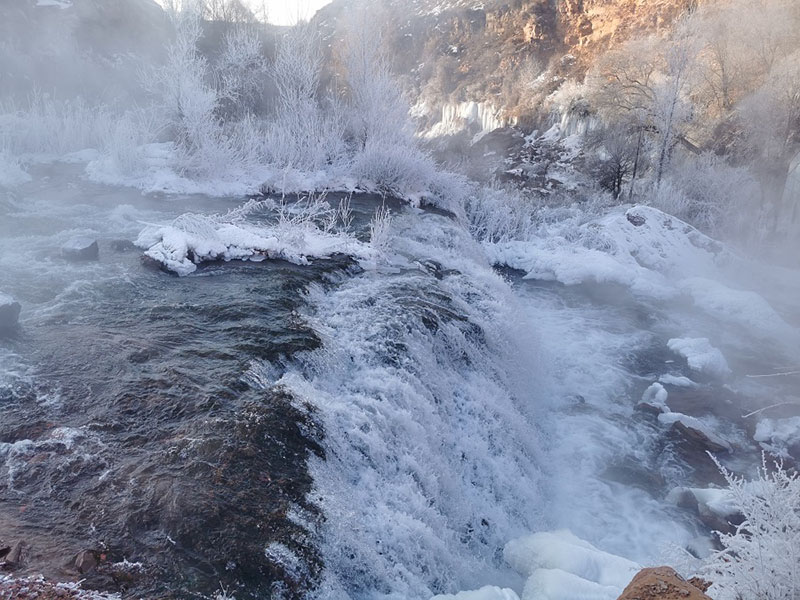 La escarcha que se forma cerca de una cascada conocida como el acantilado Dieshui en la aldea Yuanjiagou de Shenmu, provincia de Shaanxi, está atrayendo a un gran número de turistas. [Foto de Chen Jingren / proporcionada a chinadaily.com.cn]