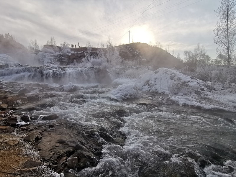 La escarcha que se forma cerca de una cascada conocida como el acantilado Dieshui en la aldea Yuanjiagou de Shenmu, provincia de Shaanxi, está atrayendo a un gran número de turistas. [Foto de Chen Jingren / proporcionada a chinadaily.com.cn]