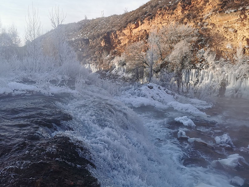 La escarcha que se forma cerca de una cascada conocida como el acantilado Dieshui en la aldea Yuanjiagou de Shenmu, provincia de Shaanxi, está atrayendo a un gran número de turistas. [Foto de Chen Jingren / proporcionada a chinadaily.com.cn]