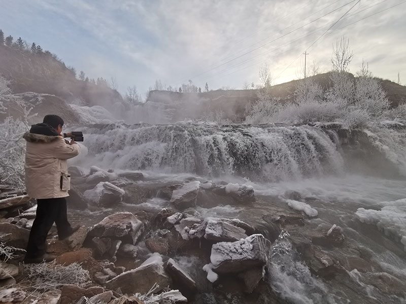 La escarcha que se forma cerca de una cascada conocida como el acantilado Dieshui en la aldea Yuanjiagou de Shenmu, provincia de Shaanxi, está atrayendo a un gran número de turistas. [Foto de Chen Jingren / proporcionada a chinadaily.com.cn]