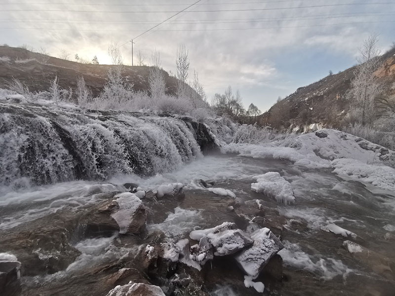 La escarcha que se forma cerca de una cascada conocida como el acantilado Dieshui en la aldea Yuanjiagou de Shenmu, provincia de Shaanxi, está atrayendo a un gran número de turistas. [Foto de Chen Jingren / proporcionada a chinadaily.com.cn]