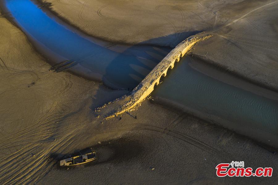 Un antiguo puente de piedra con 5 arcos sobre el lecho del lago Poyang en la ciudad de Jiujiang, provincia de Jiangxi, en el sureste de China, el 12 de enero de 2021. (Foto / Zhu Xingyong)