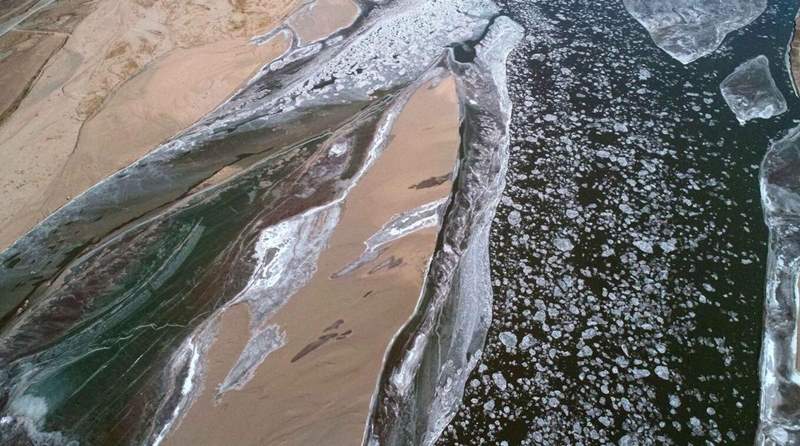 Imágenes aéreas de un mosaico flotante de hielo por el río Amarillo en el condado Helan, región autónoma Hui de Ningxia. [Foto proporcionada a chinadaily.com.cn por Li Jing]