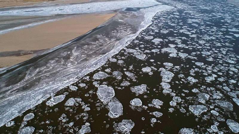 Imágenes aéreas de un mosaico flotante de hielo por el río Amarillo en el condado Helan, región autónoma Hui de Ningxia. [Foto proporcionada a chinadaily.com.cn por Li Jing]