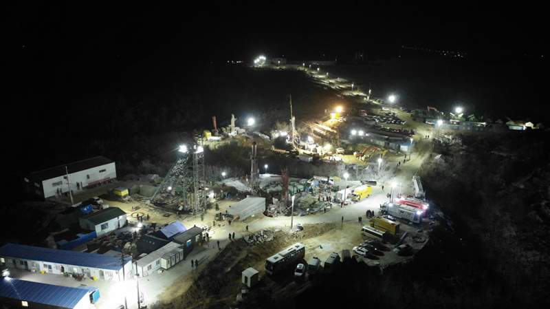 Continúan los trabajos de rescate en la mina de oro de Hushan, en Qixia, provincia de Shandong. Desde el 10 de enero hay 22 mineros atrapados bajo tierra. (Foto: Wang Kai/ Xinhua)