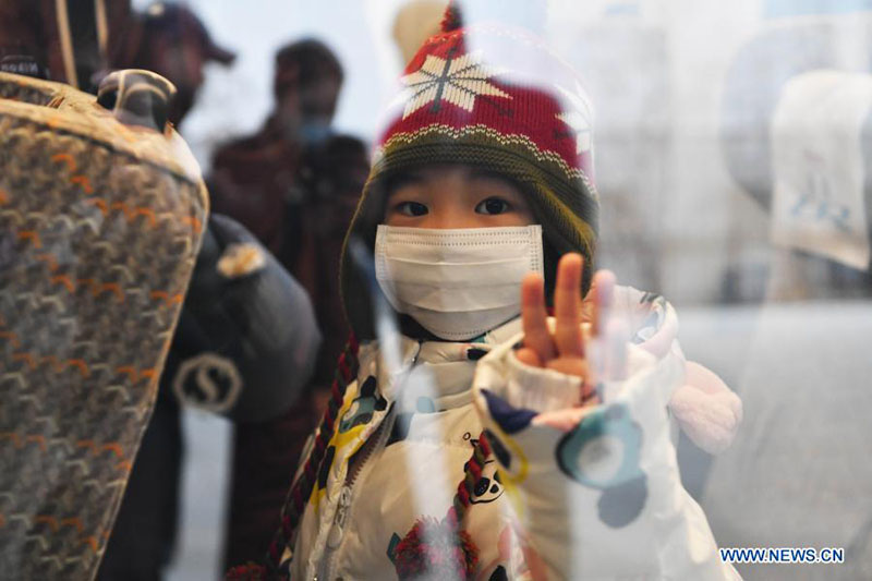 Un ni?o se prepara para partir en un tren Fuxing en la estación de trenes Shenyang North en Shenyang, provincia de Liaoning, noreste de China, el 22 de enero de 2021. [Foto / Xinhua]