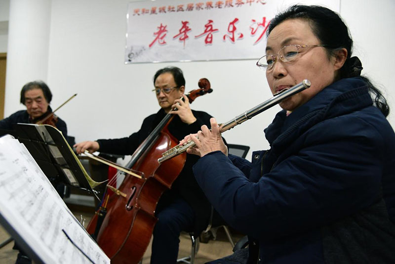 El 15 de enero de 2021, en la comunidad Tianhe Xingcheng de la ciudad de Zhenjiang, en la provincia de Jiangsu, varios amantes de la música de edad avanzada formaron un grupo musical e interpretaron la "Oda a las Monta?as Yimeng". Imagen de Shi Yucheng / Pueblo en Línea