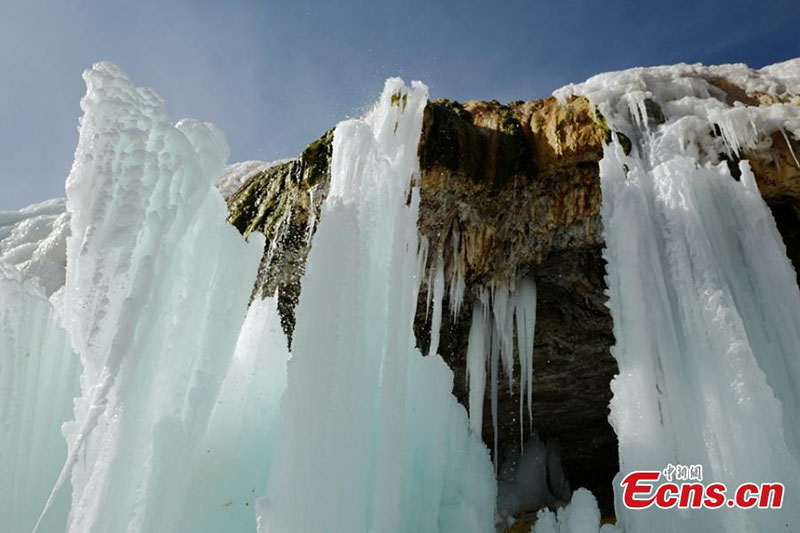 Imagen de una cascada helada al pie del pico Gangshika en el Parque Nacional de la Monta?a Qilian, en el cruce de la provincia de Qinghai y Gansu, en el noroeste de China, el 23 de enero de 2021 (Foto: China News Service / Cheng Lin).