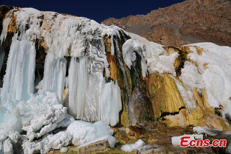 Imagen de una cascada helada al pie del pico Gangshika en el Parque Nacional de la Monta?a Qilian, en el cruce de la provincia de Qinghai y Gansu, en el noroeste de China, el 23 de enero de 2021 (Foto: China News Service / Cheng Lin).