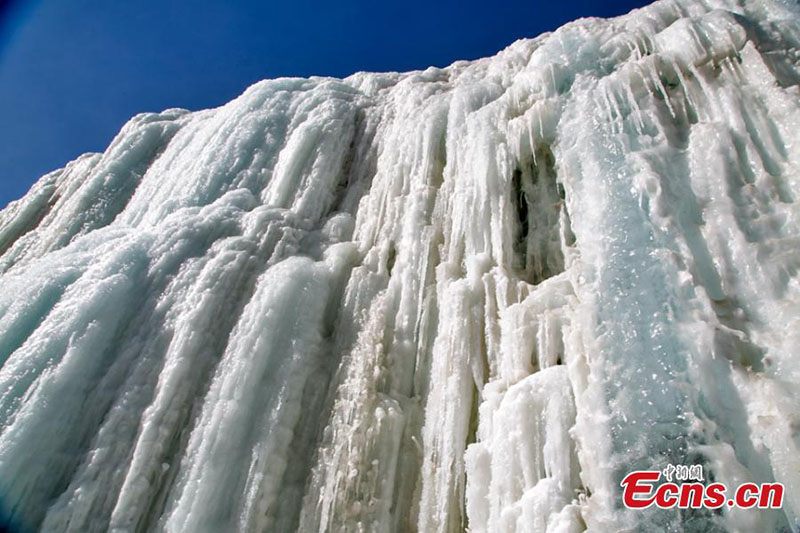 Imagen de una cascada helada al pie del pico Gangshika en el Parque Nacional de la Monta?a Qilian, en el cruce de la provincia de Qinghai y Gansu, en el noroeste de China, el 23 de enero de 2021 (Foto: China News Service / Cheng Lin).