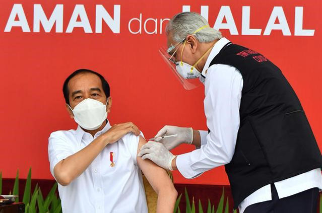 Foto tomada el 13 de enero, muestra al presidente indonesio Joko Widodo (izquierda) recibiendo una inyección de la vacuna contra la COVID-19 desarrollada por la compa?ía farmacéutica china Sinovac Biotech Ltd. en el Palacio Presidencial en Yakarta, Indonesia. (Foto / Palacio Presidencial de Indonesia)