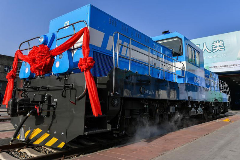 Foto aérea tomada el 27 de enero de 2021 muestra la primera locomotora híbrida de célula de combustible de hidrógeno desarrollada por China en Datong. (Xinhua / Cao Yang)