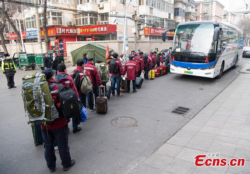 Un equipo médico asignado para ayudar a luchar contra la epidemia de COVID-19 en Shijiazhuang, en la provincia de Hebei, en el norte de China, regresa a casa el 27 de enero de 2021 (Foto: China News Service / Hou Yu).