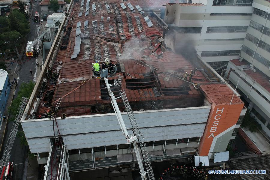 Imagen tomada con un dron de bomberos combatiendo un incendio en el Hospital San Borja, en Santiago, capital de Chile, el 30 de enero de 2021. La Oficina Nacional de Emergencia de Chile reportó el sábado un incendio en el Hospital San Borja, ubicado en el centro de la capital, que obligó a evacuar a pacientes críticos, aunque no se registraron heridos. (Xinhua/Str)