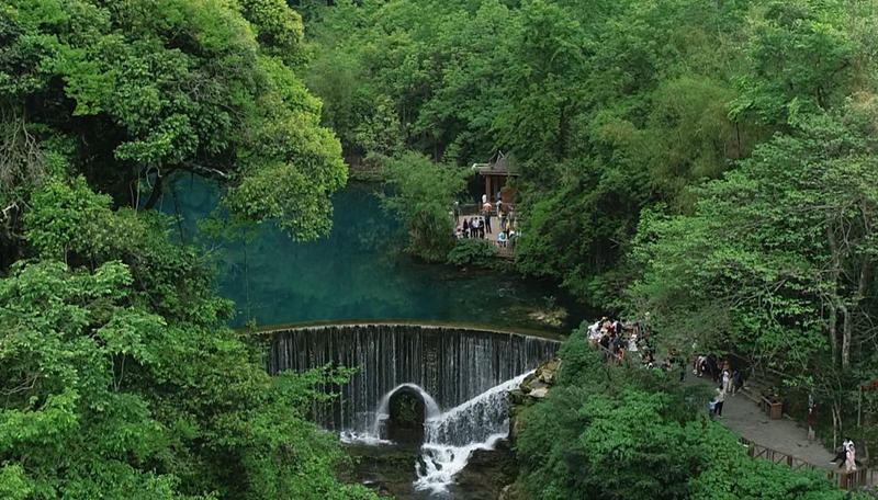 La zona turística de Libo, en la provincia de Guizhou, impresiona todo el a?o por sus hermosas monta?as, bosques, cascadas y formas únicas de formaciones kársticas. [Foto: Yao Xiandun/ Chinadaily]