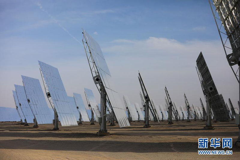 Foto aérea tomada el 24 de febrero de 2021 muestra una planta de energía termosolar de sal fundida en Dunhuang, provincia de Gansu, noroeste de China. (Xinhua / Ma Xiping)