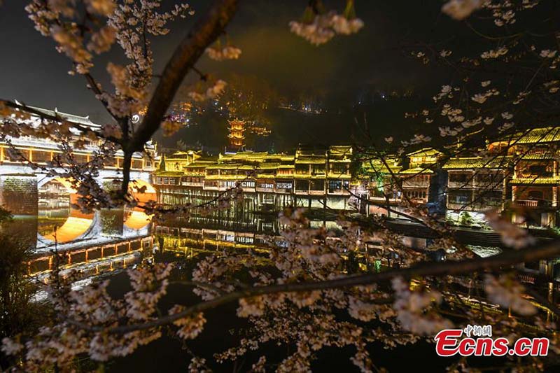 Foto tomada el 16 de febrero de 2021 muestra una hermosa vista de la aldea de Fenghuang en la prefectura autónoma Tujia y Miao de Xiangxi, provincia de Hunan en China (Foto: Servicio de Noticias de China / Yang Huafeng).