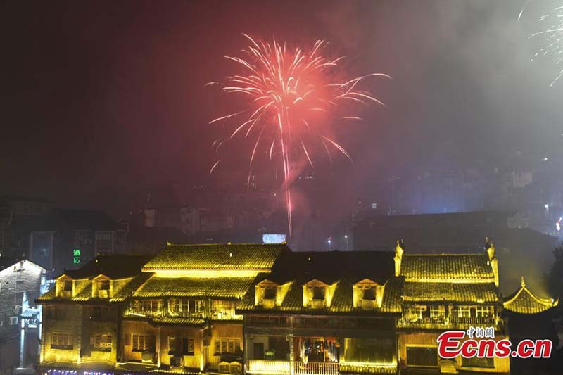 Foto tomada el 16 de febrero de 2021 muestra una hermosa vista de la aldea de Fenghuang en la prefectura autónoma Tujia y Miao de Xiangxi, provincia de Hunan en China (Foto: Servicio de Noticias de China / Yang Huafeng).