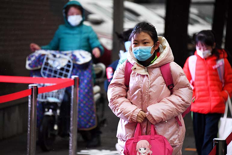 Los estudiantes caminan hacia la escuela para comenzar el semestre de primavera presencial del distrito Haidian de Beijing, el 1 de marzo de 2021. [Foto / Xinhua]