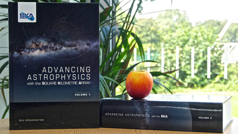 El libro “Advancing Astrophysics with the Square Kilometer Array” se publicó en 2015. Recopila 135 artículos de investigación de más de 1.200 científicos. (Foto del sitio web oficial de SKA China)