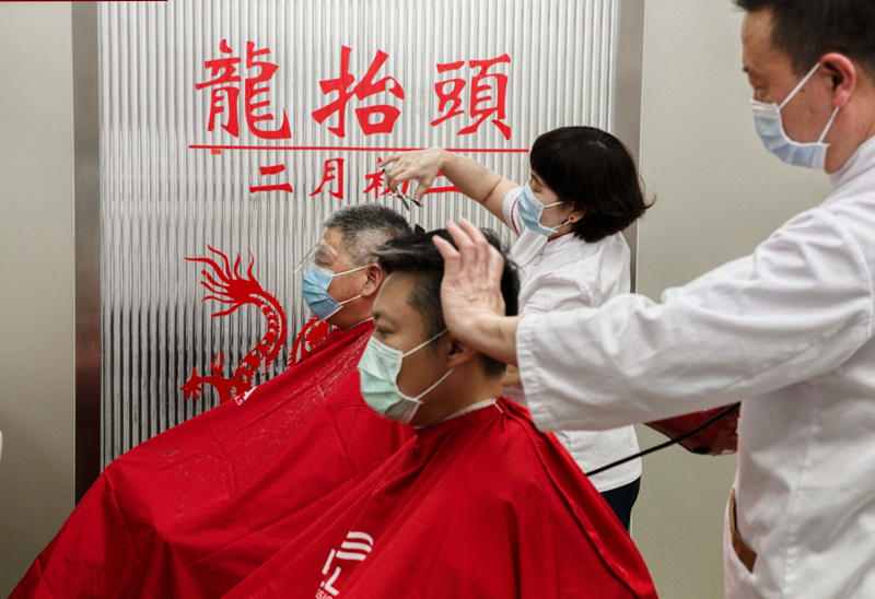 La barbería-peluquería Silian, ubicada en la atractiva calle de Wangfujing, hoy tuvo que “madrugar” para atender a la mayor cantidad de clientes diarios del a?o, Beijing, 14 de marzo del 2021. [Foto: Jiang Dong/ China Daily]