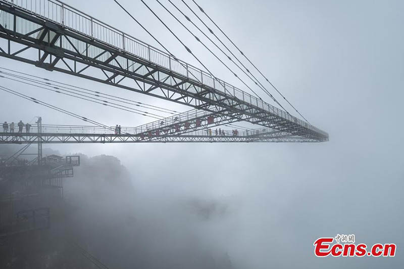 Nueva pasarela aérea de cristal en forma de A en el Parque Ordovícico Wansheng, Chongqing, 16 de marzo del 2021. (Foto: He Penglei / Servicio de Noticias de China)