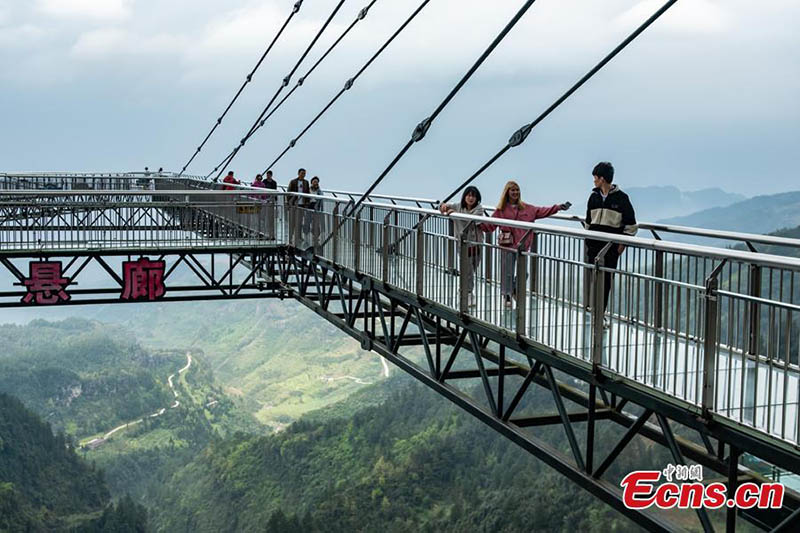 Nueva pasarela aérea de cristal en forma de A en el Parque Ordovícico Wansheng, Chongqing, 16 de marzo del 2021. (Foto: He Penglei / Servicio de Noticias de China)